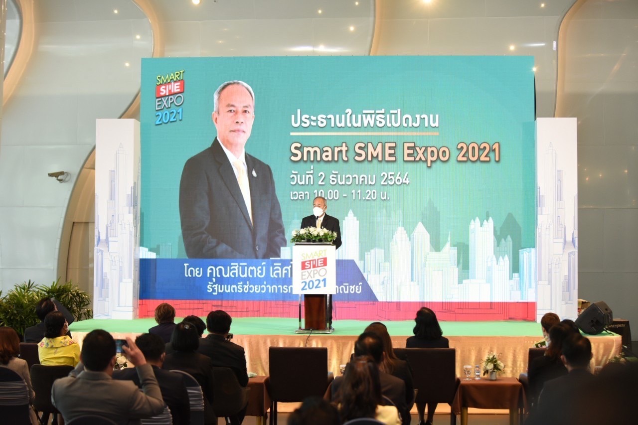 ‘สินิตย์’ นำผู้ประกอบการ โชว์ศักยภาพในงาน “SMART SME EXPO 2021” เพิ่มช่องทางขายสินค้า-จับคู่ธุรกิจ หนุนใช้ FTA เจาะตลาดจีน-อาเซียน  ‘สินิตย์’ มอบกรมเจรจาการค้าระหว่างประเทศ นำผู้ประกอบการร่วมงาน “SMART SME EXPO 2021” ระหว่างวันที่ 2 - 5 ธันวาคมนี้ เพิ่มช่องทางการจำหน่ายสินค้า พร้อมจับคู่เจรจาธุรกิจกับ สปป.ลาว จีน และเมียนมา ทั้งรูปแบบออนไลน์และออฟไลน์ หนุนใช้ประโยชน์จาก FTA ขยายส่งออกสินค้าไปต่างประเทศ โดยเฉพาะตลาดจีนและอาเซียน   	นายสินิตย์ เลิศไกร รัฐมนตรีช่วยว่าการกระทรวงพาณิชย์ เปิดเผยว่า กระทรวงพาณิชย์มีนโยบายให้หน่วยงานในสังกัดเร่งเดินหน้าเพิ่มศักยภาพผู้ประกอบการไทย ให้สามารถขยายตลาดส่งออกสินค้าไปตลาดต่างประเทศ โดยใช้ประโยชน์จากความตกลงการค้าเสรี (FTA) จึงได้มอบหมายให้กรมเจรจาการค้าระหว่างประเทศ นำผู้ประกอบการที่เคยเข้าร่วมโครงการส่งเสริม SME ไทย ใช้ประโยชน์จาก FTA เข้าร่วมงาน “Smart SME EXPO 2021” ระหว่างวันที่ 2 - 5 ธันวาคม 2564 ณ ศูนย์การแสดงสินค้าอิมแพ็ค เมืองทองธานี จังหวัดนนทบุรี เพื่อร่วมจำหน่ายสินค้าในคูหาของกรมเจรจาการค้าระหว่างประเทศ พร้อมจับคู่เจรจาธุรกิจกับคู่ค้าทั้งในประเทศและต่างประเทศ ในร